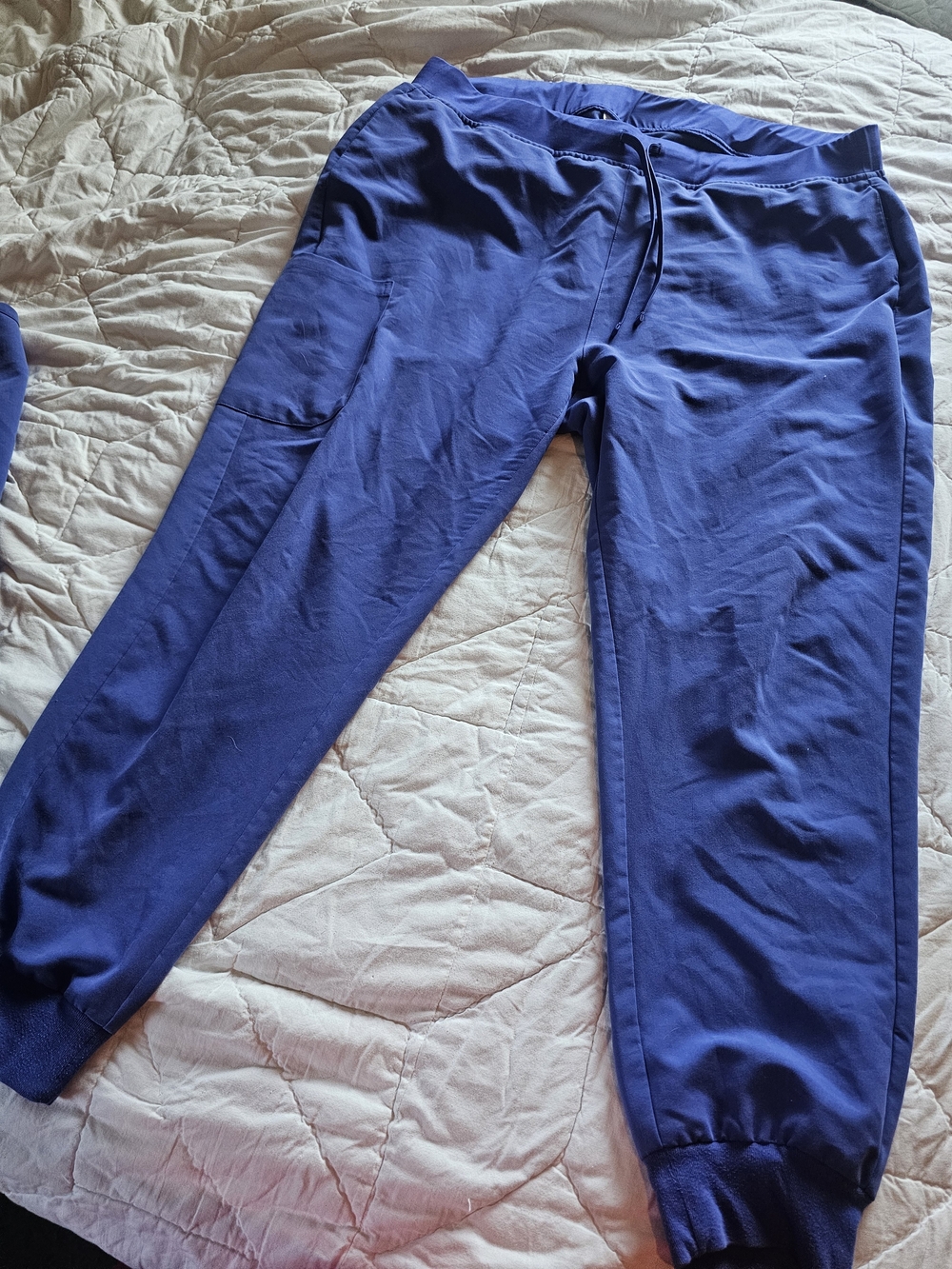 Women's V-Neck Scrub Top and Jogger Set in Deep Blue - Picture 4 of 4